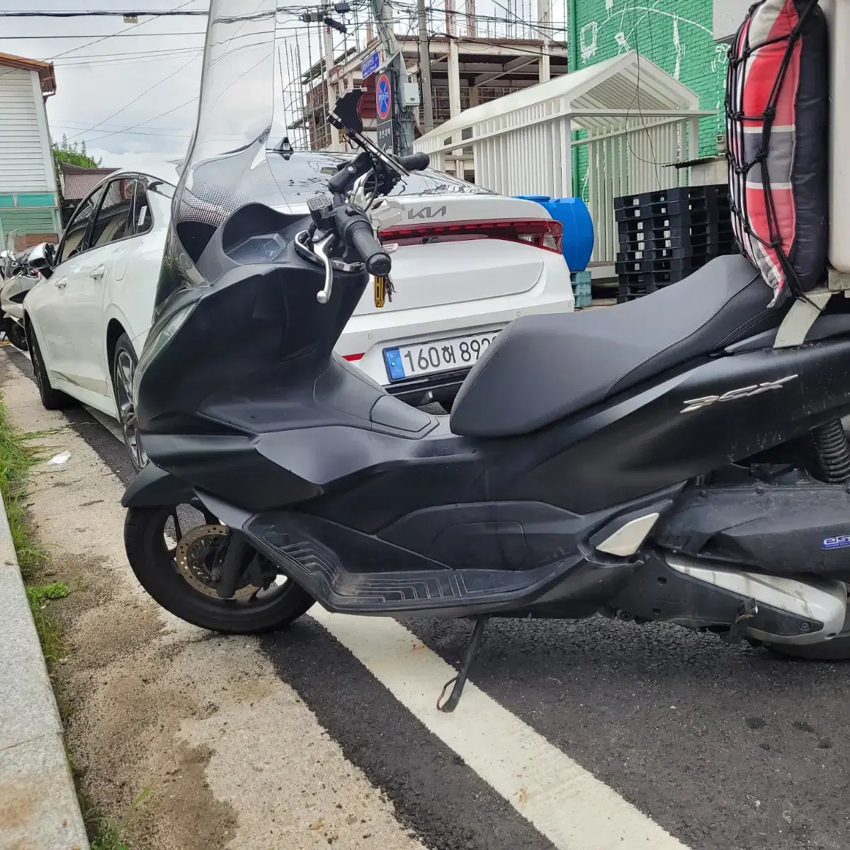 21년식 ABS PCX 검정색 팝니다.